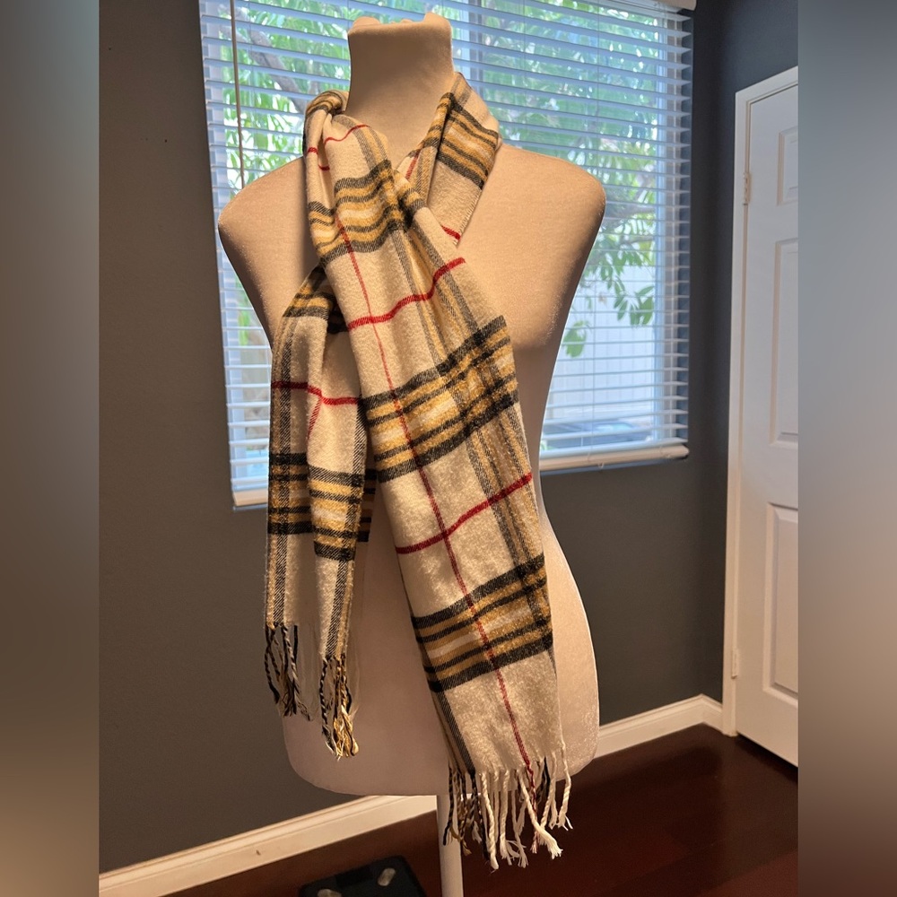 Soft V. FRAAS Cashmink Scarf in Cream and Black.